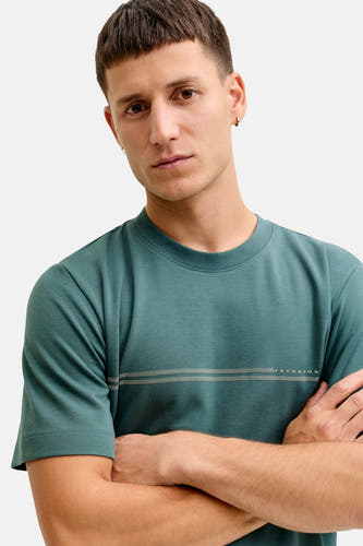 Groen T-shirt met korte mouwen van CORE BY JACK & JONES, met een horizontale streep en gekruiste armen.