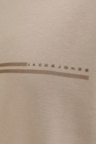Beige T-shirt met korte mouwen van CORE BY JACK & JONES, met horizontale strepen en een merklogo.
