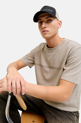 Beige T-shirt met korte mouwen van CORE BY JACK & JONES, met een subtiele streep en logo detail.