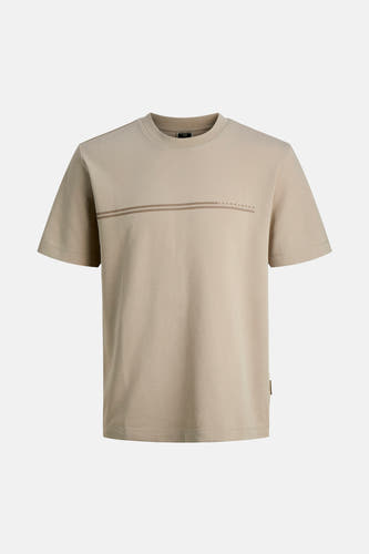 Beige T-shirt met korte mouwen van CORE by JACK & JONES, met twee horizontale strepen en de merknaam op de borst.
