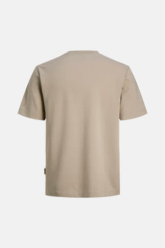Beige T-shirt met korte mouwen van CORE BY JACK & JONES, gezien van achteren met een klein label aan de zijkant.
