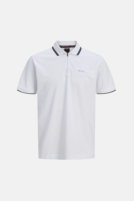 Witte polo van CORE BY JACK & JONES met ritskraag, dubbele zwarte strepen op kraag en mouwen, en een gestippeld logo op de borst.