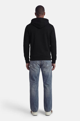 Zwarte sweater met kap van CORE BY JACK & JONES, gezien van achter, met jeans en witte sneakers.