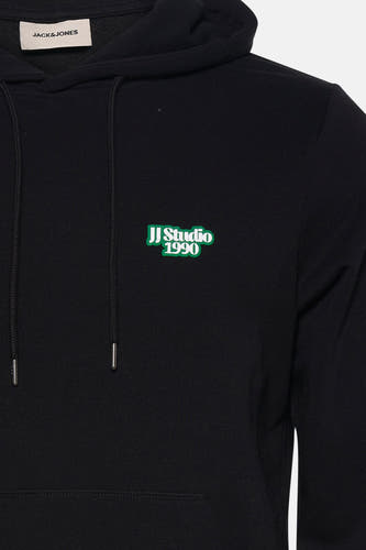 Zwarte sweater met kap van CORE by JACK & JONES, met trekkoorden en een groen logo-embleem.