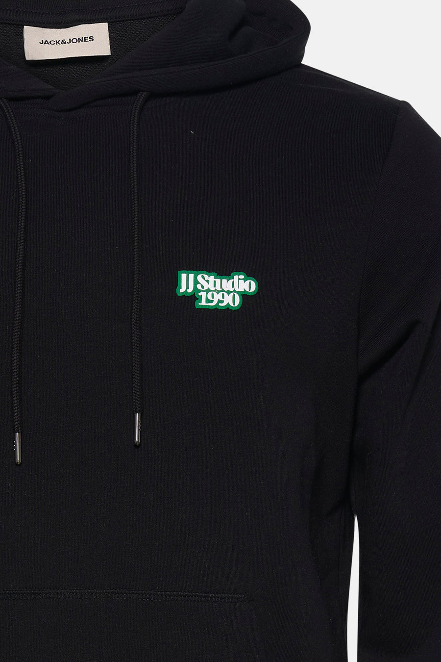 Zwarte sweater met kap van CORE by JACK & JONES, met trekkoorden en een groen logo-embleem.