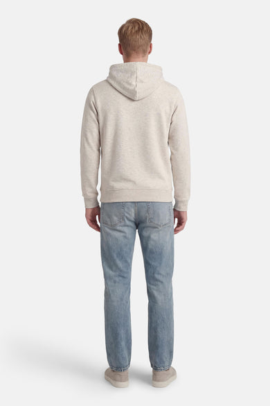 Sweat à capuche gris de CORE BY JACK & JONES, vu de dos, associé à un jean et des chaussures en daim.