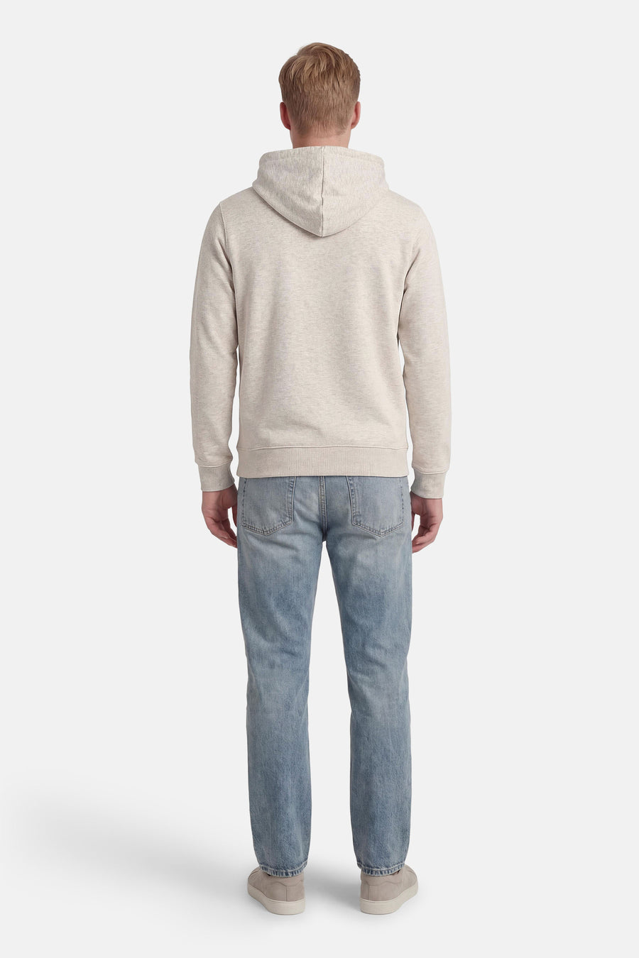 Sweat à capuche gris de CORE BY JACK & JONES, vu de dos, associé à un jean et des chaussures en daim.