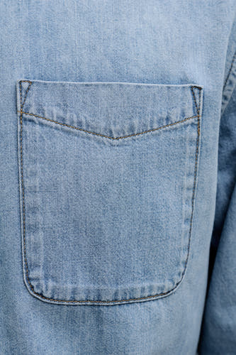 Lichtblauw denim jeanshemd van ORIGINALS BY JACK & JONES, met een borstzak en contrasterende stiksels.