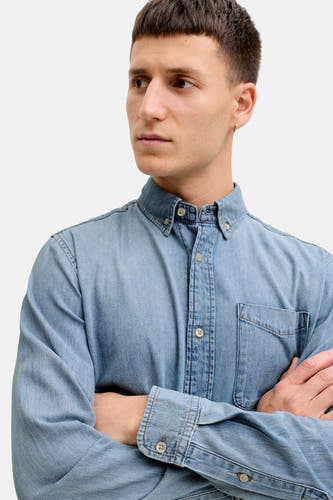 Jeanshemd van lichtblauw denim van ORIGINALS BY JACK & JONES, met lange mouwen en gekruiste armen.