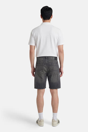 Grijze denim jeansshort van JACK & JONES JEANS INTELLIGENCE, met achterzakken en een witte polo en sneakers.
