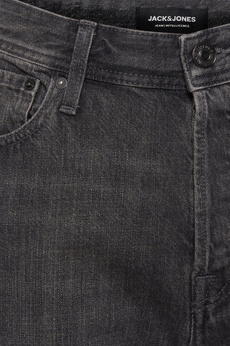 Short en jean gris délavé de JACK & JONES JEANS INTELLIGENCE, gros plan sur la ceinture et la poche, avec une texture subtilement vieillie.
