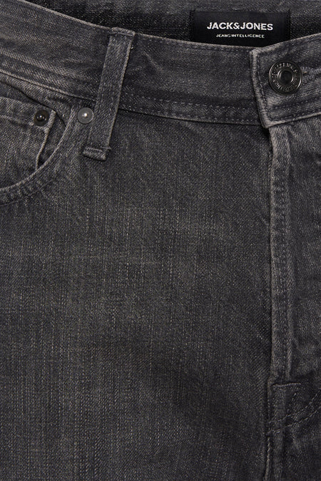 Grijs denim jeansshort van JACK & JONES JEANS INTELLIGENCE, close-up van de tailleband en zak, met subtiele verweerde textuur.
