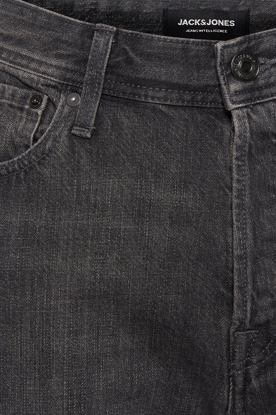 Short en jean gris délavé de JACK & JONES JEANS INTELLIGENCE, gros plan sur la ceinture et la poche, avec une texture subtilement vieillie.