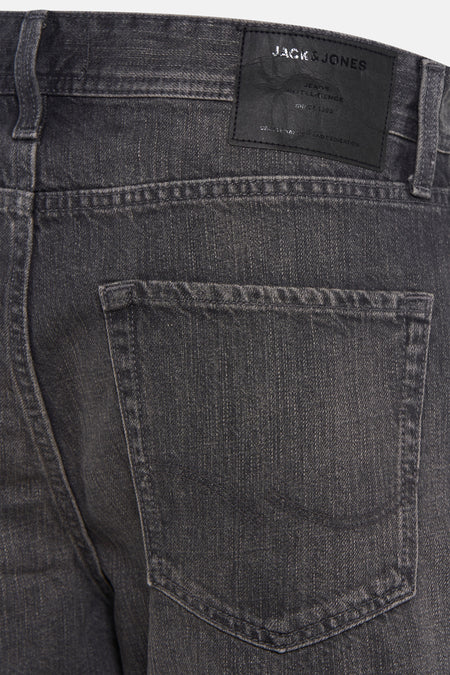 Grijze denim jeansshort van JACK & JONES JEANS INTELLIGENCE, met een klassieke vijf-pocket styling en stiksels op de achterzak.
