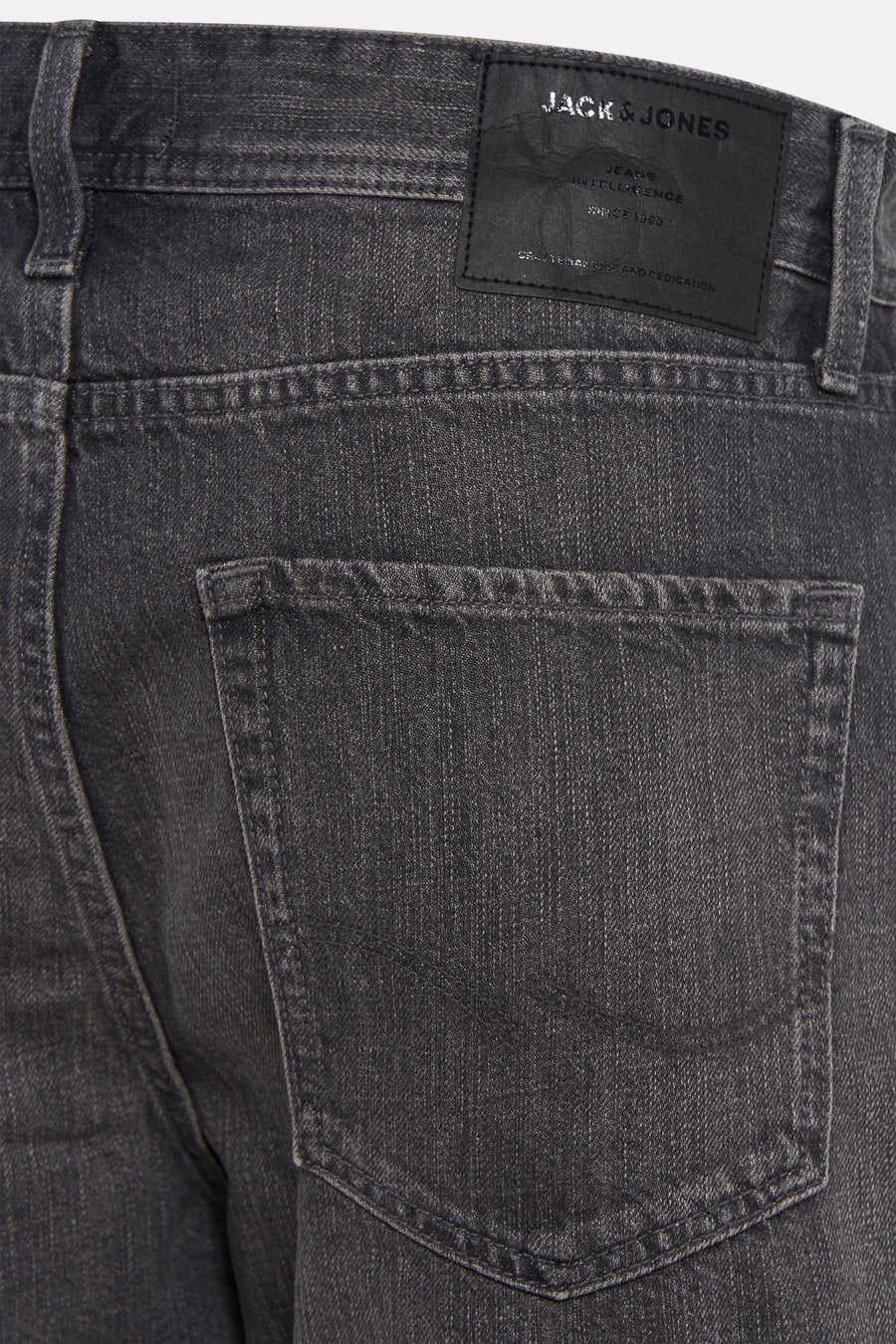 Short en jean de couleur grise de JACK & JONES JEANS INTELLIGENCE, avec un style classique à cinq poches et des coutures sur la poche arrière.