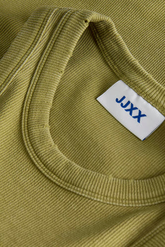 T-shirt vert de JJXX, avec une texture à côtes et un étiquette blanc avec des lettres bleues le la ligne du col.