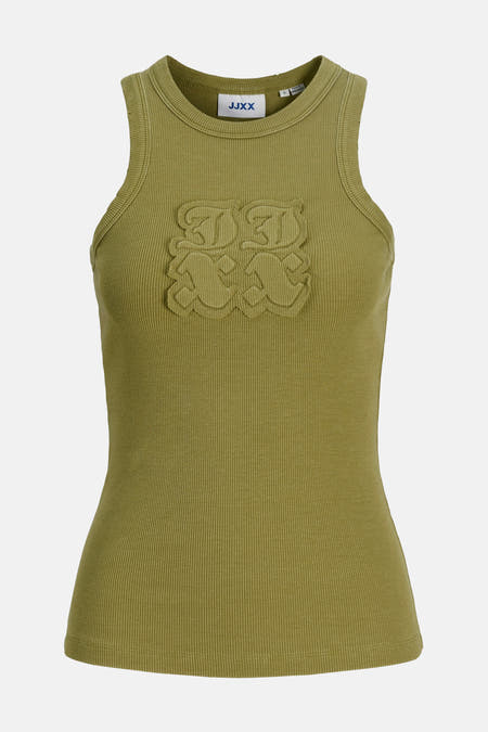 Groene tanktop van JJXX met ribstructuur en een vierkant decoratief detail op de borst.
