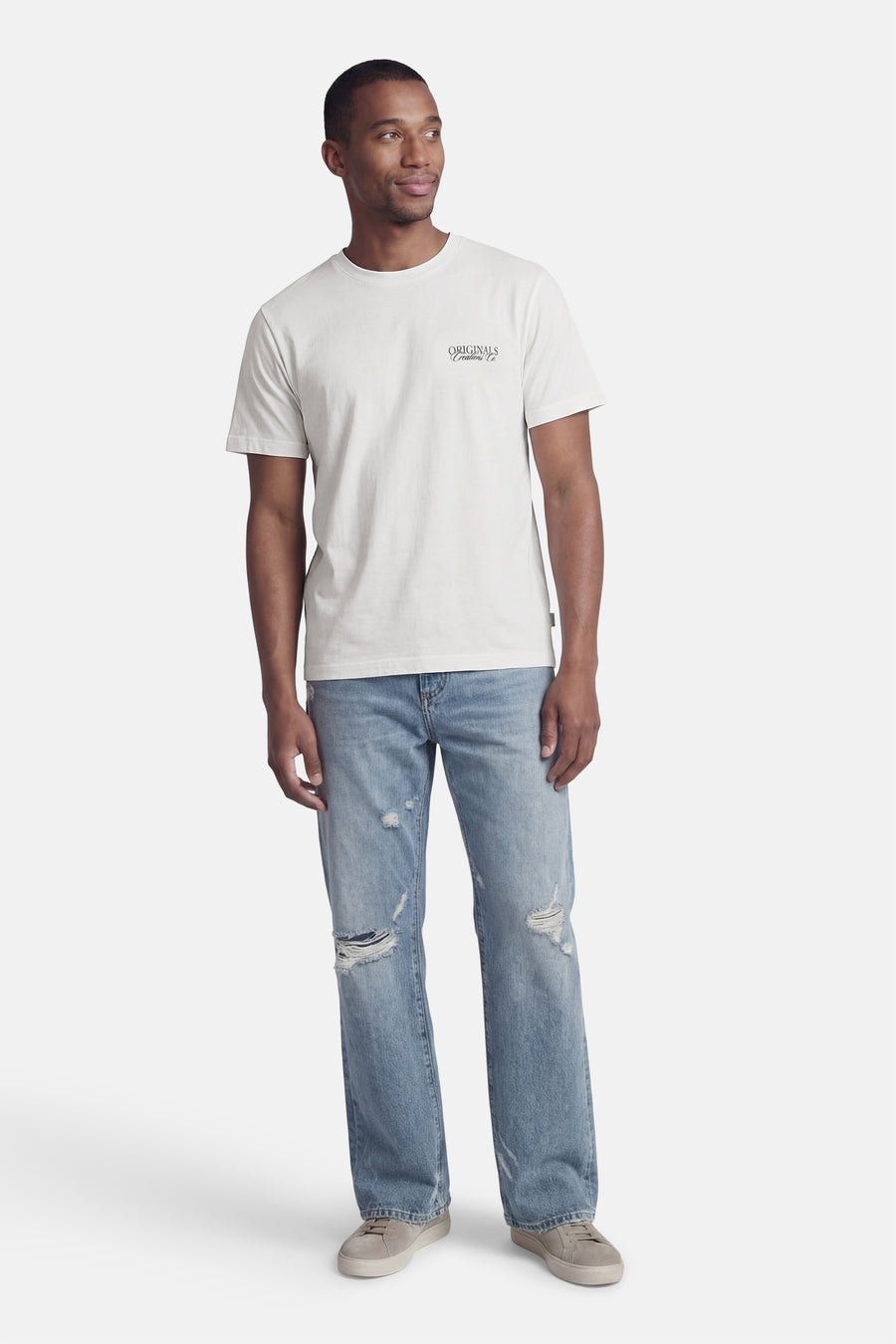 Wit T-shirt met korte mouwen van ORIGINALS BY JACK & JONES, met een klein logo op de borst, gedragen met een jeans met scheuren.