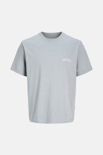 T-shirt bleu à manches courtes de ORIGINALS by JACK & JONES, avec un petit imprimé texte sur la poitrine.