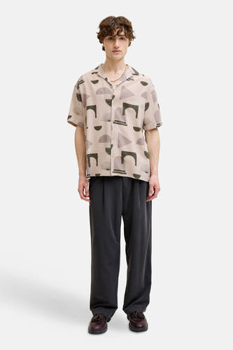 Chemise multicolore à manches courtes de PREMIUM by JACK & JONES, avec un motif géométrique abstrait.