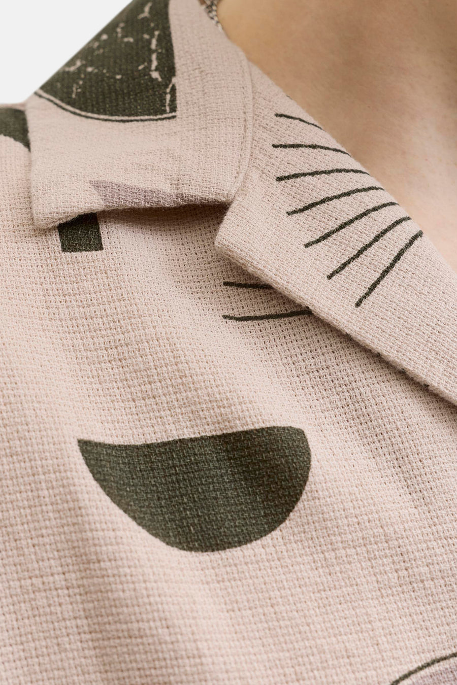 Chemise multicolore de PREMIUM by JACK & JONES avec des motifs graphiques abstraits sur un fond tissé, gros plan.