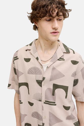 Chemise multicolore à manches courtes de PREMIUM by JACK & JONES, avec formes géométriques et fermeture boutonnée.