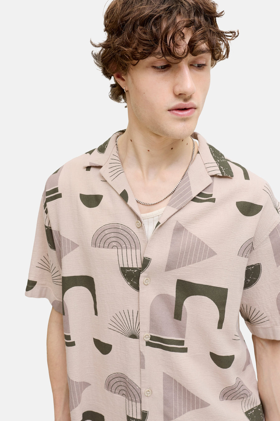 Chemise multicolore à manches courtes de PREMIUM by JACK & JONES, avec formes géométriques et fermeture boutonnée.