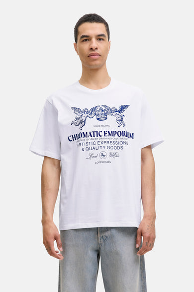 T-shirt blanc à manches courtes d'ORIGINALS BY JACK & JONES, avec une impression bleue et porté avec un jean.