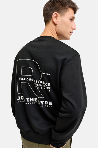 Zwarte sweater met ronde hals van JJREBEL, met witte tekstprint op de achterkant.