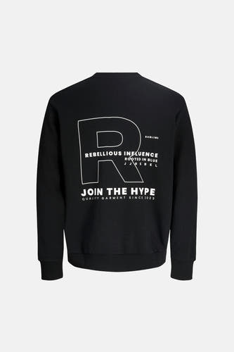 Zwarte sweater met ronde hals van JJREBEL, met witte tekst en een grote 'R' op de achterkant.