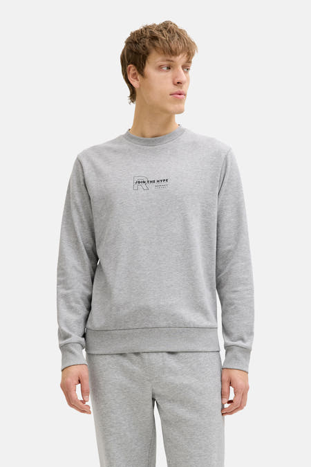 Grijze sweater met ronde hals van JJREBEL, met kleine zwarte tekstprint op de borst.