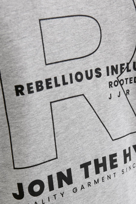 Grijze sweater van JJREBEL, met een opvallende print van de letter "R" en de tekst "REBELLIOUS INFLUENCE".