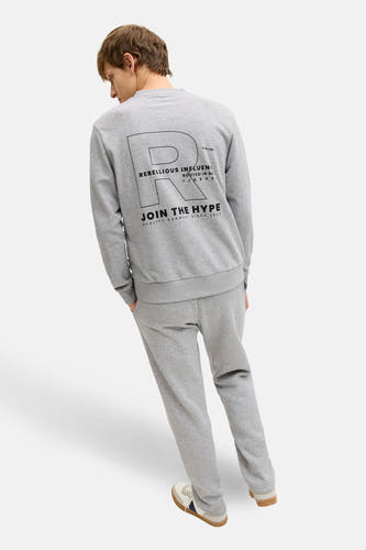 Grijze sweater met ronde hals van JJREBEL, met opdruk op de rug en een bijpassende joggingbroek.

