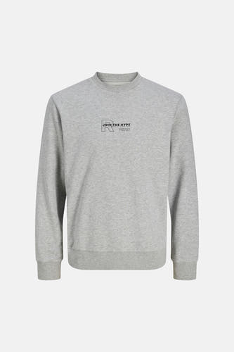 Grijze sweater van JJREBEL, met een kleine zwarte print op de borst.
