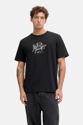 T-shirt noir à manches courtes de JJREBEL, avec imprimé graphique blanc de chaises et d'une petite table.