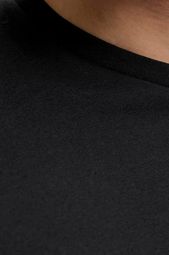 T-shirt noir à manches courtes de JJREBEL, gros plan sur le col et la matière lisse et unie.
