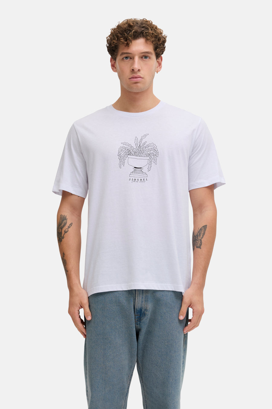 T-shirt blanc à manches courtes de JJREBEL, avec une illustration de plante en pot sur la poitrine.