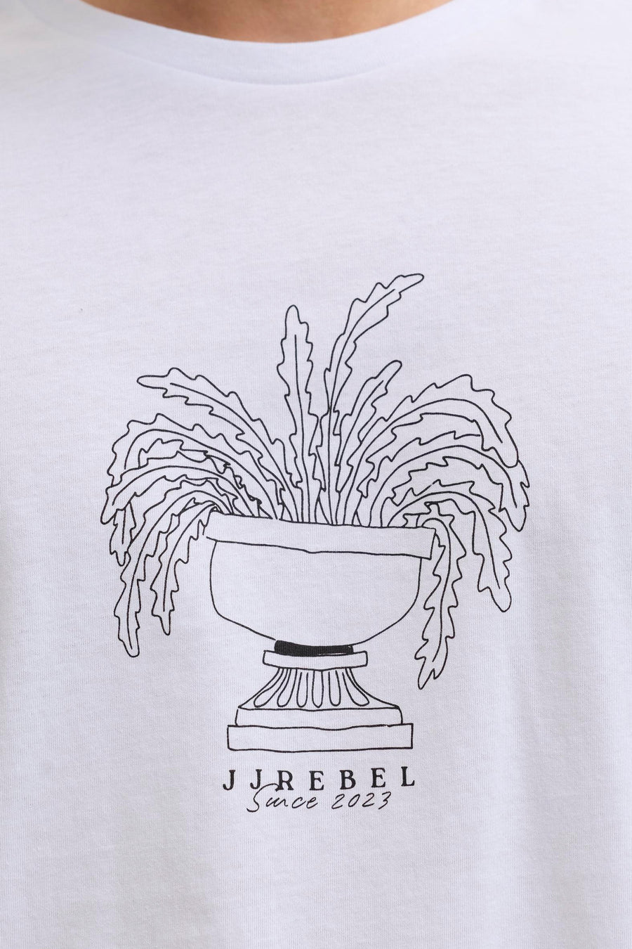 T-shirt blanc à manches courtes JJREBEL, avec une plante dessinée en pot et logo de la marque.