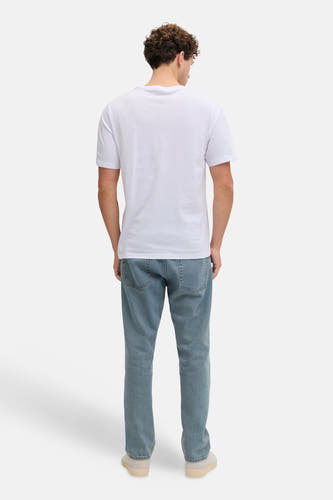 T-shirt blanc à manches courtes de JJREBEL, avec un jean clair et des chaussures crème, vu de dos.