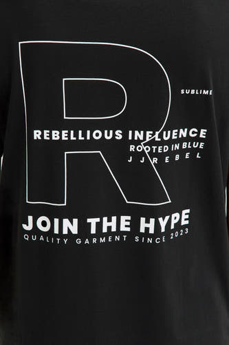 T-shirt noir à manches courtes de JJREBEL, avec impression blanche du texte 'REBELLIOUS INFLUENCE' et autres textes.