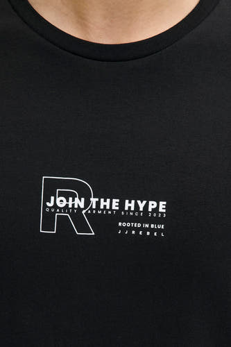 T-shirt noir à manches courtes de JJREBEL, avec impression blanche du texte "Join The Hype".