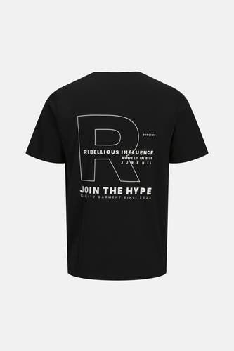 T-shirt noir à manches courtes de JJREBEL, avec grand "R" blanc et imprimé texte au dos.