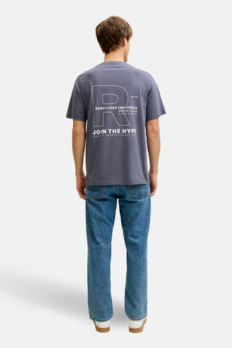Blauw T-shirt met korte mouwen van JJREBEL, met een grote witte 'R' print op de rug.