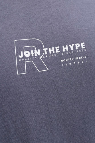 Blauw T-shirt met korte mouwen van JJREBEL, met een witte opdruk met tekst en lijnen.