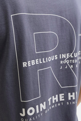 Blauw T-shirt met korte mouwen van JJREBEL, met een grafische opdruk in het wit en een casual stijl.