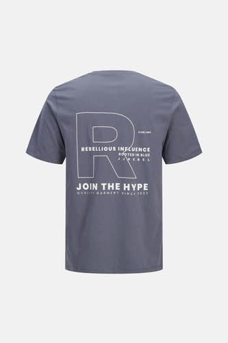 Blauw T-shirt met korte mouwen van JJREBEL, met witte tekstprint op de rug.
