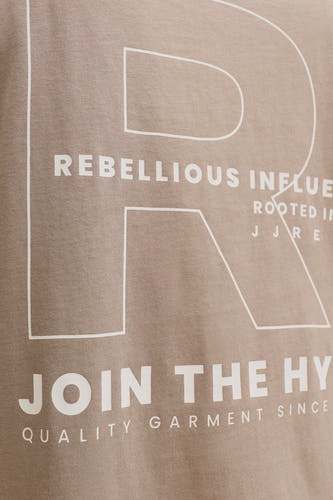 T-shirt marron à manches courtes de JJREBEL, avec un grand "R" blanc et un imprimé texte.