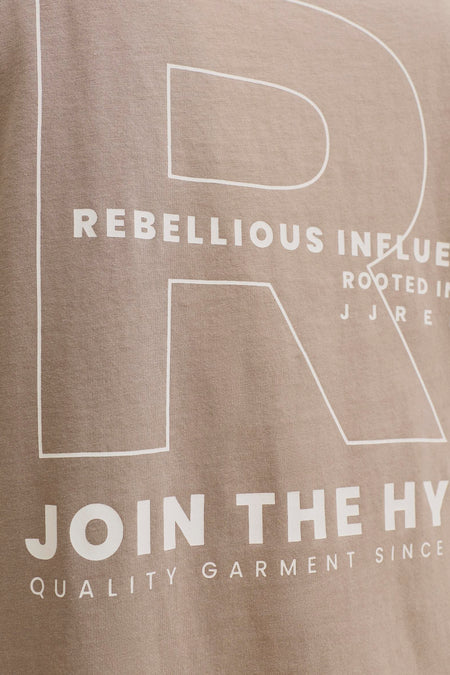 T-shirt marron à manches courtes de JJREBEL, avec un grand "R" blanc et un imprimé texte.