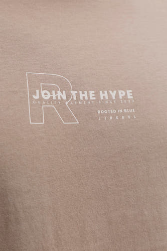 T-shirt marron à manches courtes de JJREBEL, avec un imprimé blanc sur la poitrine.