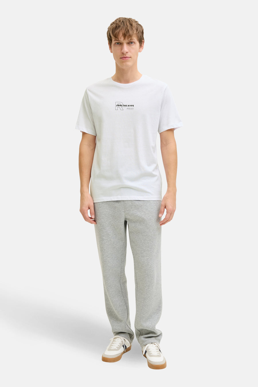 T-shirt blanc à manches courtes de JJREBEL, avec un petit imprimé texte sur la poitrine.
